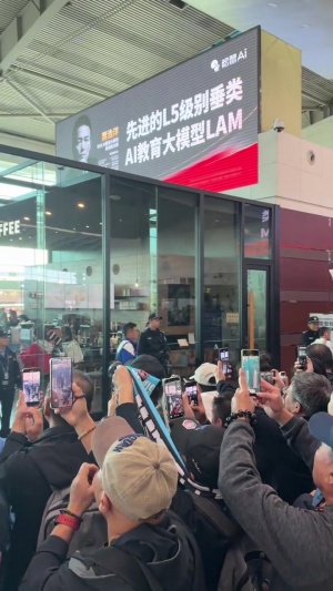 孤注一掷!大连英博今日全员出征成都,机场大批球迷前来壮行 孤注一掷!大连英博今日全员出征成都,机场大批球迷前来壮行