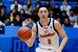 积极带动队友!胡明轩7中2得6分3板8助 正负值+23全场第二高 积极带动队友!胡明轩7中2得6分3板8助 正负值+23全场第二高